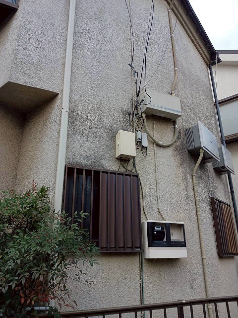 広範囲で汚れが生じたモルタル壁